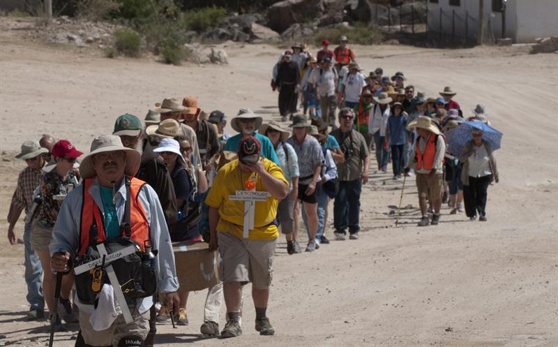 Un grupo de 50 personas, de diversas nacionales y grupos étnicos, participa en la "Caminata del Migrante: Caminamos por la Vida".