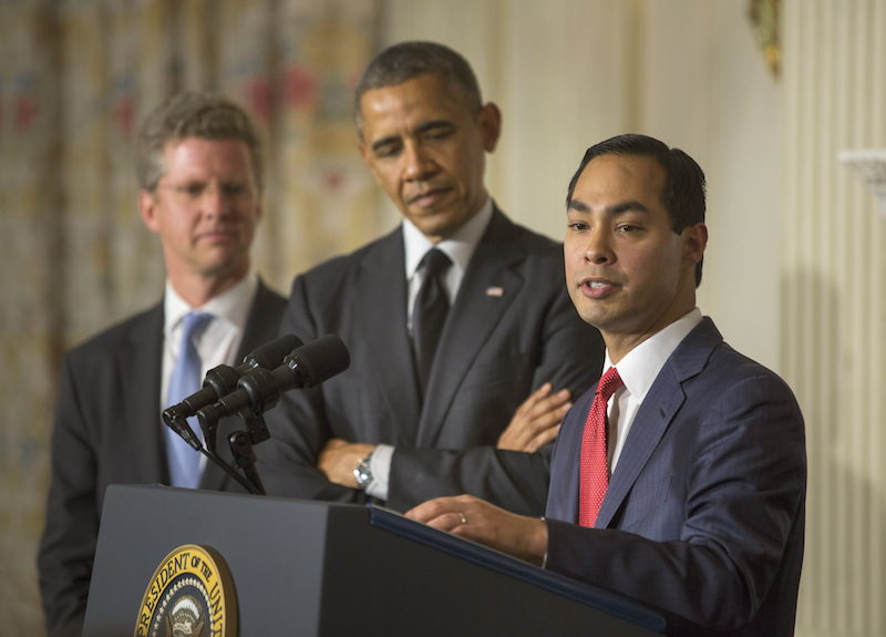 El alcalde de San Antonio Alcalde Julián Castro (d) habla con la prensa después que el presidente Barack Obama (C) lo nominó para reemplazar la actual Secretario de Vivienda y Desarrollo Urbano (HUD) Shaun Donovan (i).