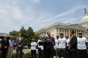Los representantes dem&oacute;cratas Luis Guti&eacute;rrez y Joaqu&iacute;n Castro, y los republicanos Mike Coffman y Jeff Denham pidieron un esfuerzo bipartidista para lograr una salida que permita a estos j&oacute;venes servir al que consideran su pa&iacute;s, con una opci&oacute;n a la ciudadan&iacute;a. Foto Joaqu&iacute;n Castro Twitter.