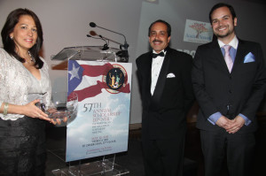 De izquierda a derecha: La Licenciada Carol Robles-Román, recibió el Premio de Servicio a la Comunidad, la acompaña el Honorable Juez Nelson S. Román (al Centro) y Alexander V. Badillo, miembro de PRBA, quien entregó el premio.
