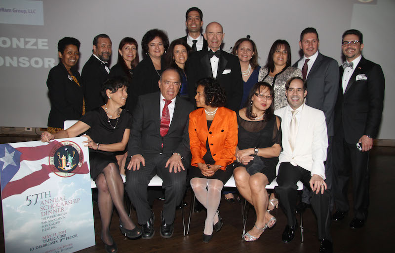 ): El Presidente electo 2014, Carlos Pérez-Hall y Betty Lugo, Presidenta electa para 2015 (en segundo plano), posan junto a los Jueces invitados al 57 Gala Anual de PRBA.