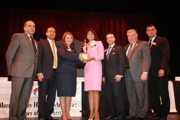 (I-D) Francisco Cortorreal, embajador de Rep&uacute;blica Dominicana en la ONU; Francis Lorenzo, pdte. de South South News; Esperanza Porras-Field, presidenta de MCHACC; C&aacute;ndida Medina, primera dama de la Rep&uacute;blica Dominicana; William Ferreira, pdte. de la Junta Directiva de MCHACC; Anthony Bucco, senador estatal (NJ) y Oscar Vargas, director de Comercio Internacional de MCHACC.