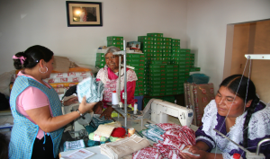 Mujeres Mazahua trabajando en el taller que les proporciona la organizaci&oacute;n Mazahui, gracias a los donativos de instituciones p&uacute;blicas y privadas.