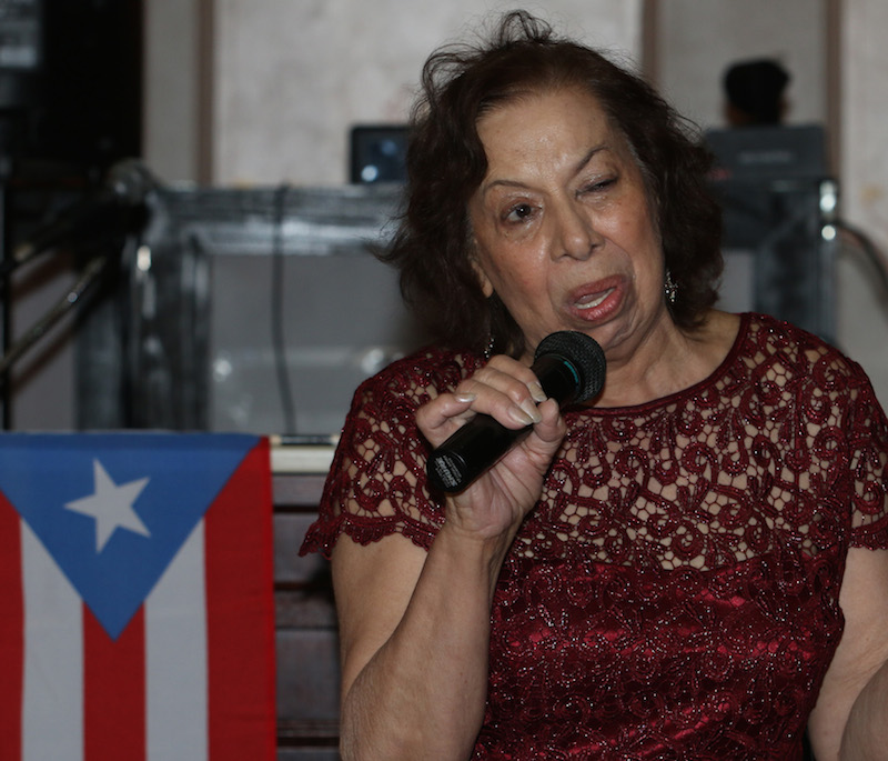 Aida Rosa, coordinadora del Banquete Educacional, dió comienzo al evento con una invocación.