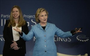 La exsecretaria de estado de los Estados Unidos Hillary Clinton (d) y su hija Chelsea Clinton (i) participan en el encuentro 'A No Ceilings Conversation' en el Club de Mujeres Lower Eastside en Nueva York (EE.UU.), el pasado 17 de abril. 