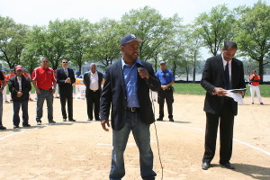 El director de deporte Oscar Moore mientra se dirigia a los prsentes