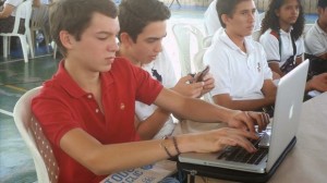 Estudiantes durante una actividad del programa "Todo a 1 clic" en el Colegio Hebreo Uni&oacute;n en Barranquilla (Colombia).