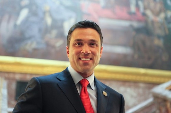 El congresista Grimm, está acusado de evadir más de un millón de dólares en impuestos al ocultar las ganancias de un restaurante del que era copropietario y en el que trabajaban varios empleados indocumentados.