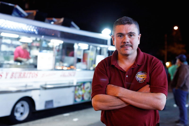 El gerente del camión de comida Tacos el Galuzo, Juan Torres. Foto archivo.