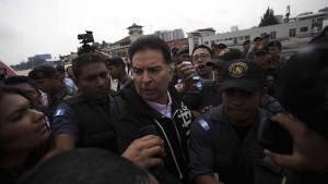 Fotograf&iacute;a de archivo del 24 de mayo de 2013 del expresidente de Guatemala Alfonso Portillo escoltado por autoridades guatemaltecas durante el proceso de su extradici&oacute;n a Estados Unidos en Ciudad de Guatemala, Guatemala.