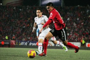 Antonio R&iacute;os del Toluca (i) disputa el bal&oacute;n con Joe Corona de Xolos Tijuana (d).