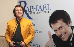  El cantante espa&ntilde;ol Raphael posa durante una rueda de prensa hoy, lunes 12 de mayo de 2015, en Ciudad de M&eacute;xico.