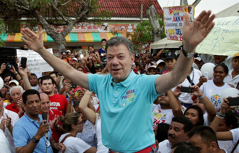 Fotografía del 4 de mayo de 2014 del presidente colombiano y candidato a la reelección, Juan Manuel Santos, durante una de las actividades de campaña política con los habitantes de Sabanalarga, en el departamento de Atlántico (Colombia).