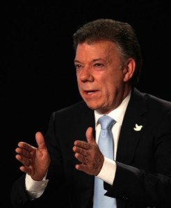 Santos hizo estas declaraciones en una entrevista con Caracol Radio en la que aclar&oacute; algunas de sus afirmaciones m&aacute;s pol&eacute;micas en el debate televisado ayer, el primero al que asiste en la campa&ntilde;a con la que aspira a ser reelegido el pr&oacute;ximo domingo.