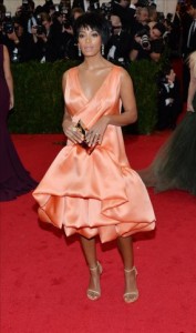 La cantante estadounidense Solange Knowles posa para una fotografía a su llegada a la gala 2014 Anna Wintour Costume Center, que se realiza en Museo de Arte Moderno de Nueva York
