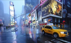 Un taxi pasa frente a Times Square en Nueva York. Foto archivo.