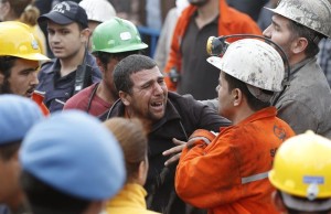 Una multitud llora por sus familiares y amigos atrapados y desaparecidos una explosi&oacute;n en una mina en Soma en la provincia de Manisa en Turqu&iacute;a hoy, mi&eacute;rcoles 14 de mayo de 2014.