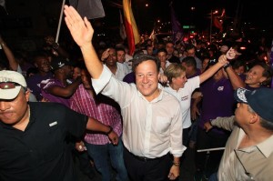 El presidente electo de Panamá, Juan Carlos Varela (c).