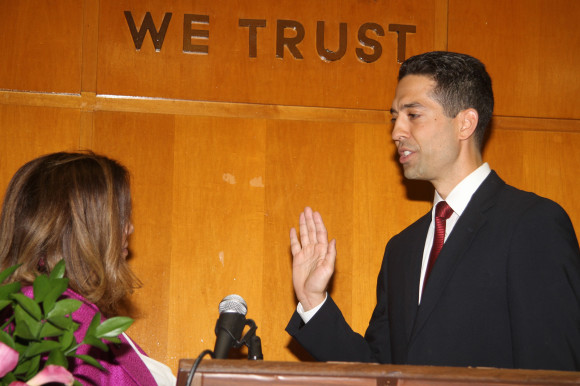 Carlos Pérez Hall, Esq., mientras es juramentado como el nuevo Presidente de PRBA, por la Honorable Sallie Manzanet-Daniels.