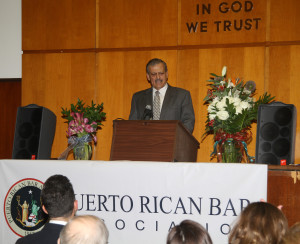 El Honorable Juez Luis González, da unas palabras de bienvenida a los presentes.