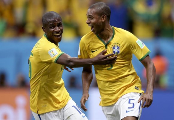 El centrocampista brasile&ntilde;o Fernandinho (d) celebra con su compa&ntilde;ero Ramires el gol que ha marcado ante Camer&uacute;n.
