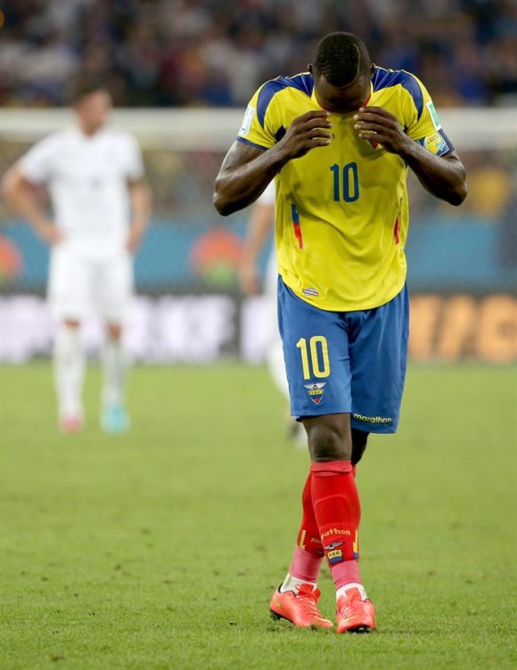 Walter Ayovi de Ecuador reacciona a la derrota.