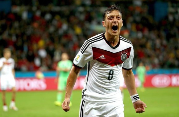Mesut &Ouml;zil celebra su gol que puso el 2-0 al marcador.