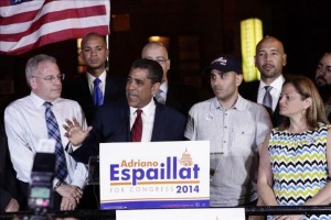 El Senador Estatal de Nueva York Adriano Espaillat ofrece un discurso ayer, martes 24 de junio de 2014, tras emitirse el resultado parcial de las elecciones primarias democratas en que se enfrent&oacute; al veterano congresista Charles Rangel por el distrito 13 de Nueva York. 