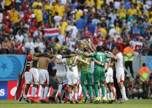 Los jugadores de la selección costarricense celebran la victoria por 0-1 ante la selección italiana al término del partido Italia-Costa Rica, del Grupo D del Mundial de Fútbol de Brasil 2014, que se ha disputado en el Arena Pernambuco de Recife, Brasil, hoy 20 de junio de 2014.