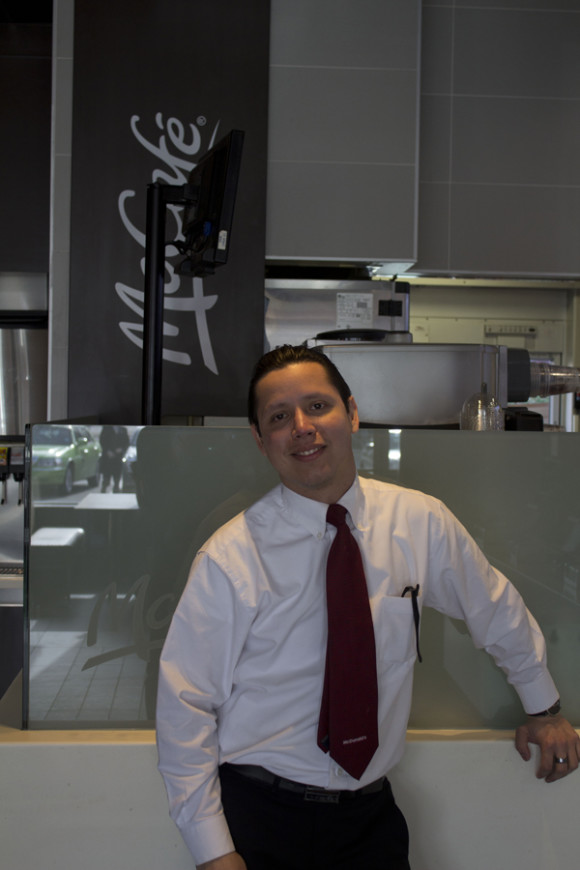 En 2001 C&eacute;sar ascendi&oacute; a gerente general en el restaurante McDonald&rsquo;s de Jack Bert, en Queens.