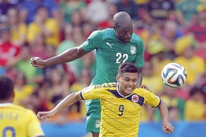 Souleymane Bamba de Costa de Marfil (espalda) y Teofilo Gutiérrez de Colombia durante la Copa Mundial de la FIFA 2014 el grupo C ronda preliminar entre Colombia y Costa de Marfil en el Estadio Nacional, en Brasilia, Brasil, 19 de junio de 2014.