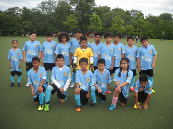 Los pequeñuelos del Club Deportivo Gavilanes categoría U-12, participando en el campeonato sabatino de la Liga Chapina de Fútbol de El Bronx. (Foto: Buki Chapin).