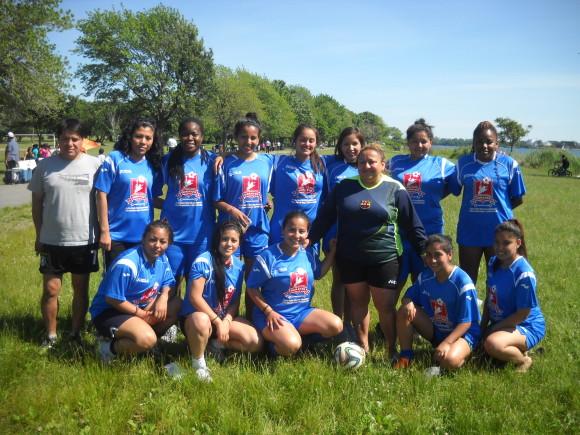 Las 'chicas' del Deportivo Cosmos que actualmente comparten el primer lugar con el San Juan, amboas con 12 puntos cada una en el campeonato femenino de la Liga Mexicana Diaz de F&uacute;tbol Soccer.  (Foto Buki Chapin).