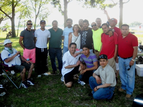 Los "Emplumados" del Club Deportivo Aguila de la divisi&oacute;n "Azteca A" en la Liga Mexicana de F&uacute;tbol, celebr&oacute; el cumplea&ntilde;os de su jugador estrella, David Torres (al medio camiseta negra) con un suculento asado, un delicioso biscocho (pastel) y toda clase de refrigerios.  (Foto Buki Chapin). 