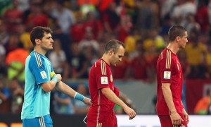 -. (LR) portero de Espa&ntilde;a Iker Casillas, Andr&eacute;s Iniesta y Fernando Torres abandonan el campo despu&eacute;s de que el 2014 grupos de la Copa Mundial de la FIFA B ronda preliminar entre Espa&ntilde;a y Chile en el Estadio do Maracan&aacute; en R&iacute;o de Janeiro, Brasil, 18 de junio 2014 Chile gan&oacute; 2-0.