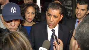 El senador estatal de Nueva York Adriano Espaillat, de origen dominicano, habla con la prensa. 
