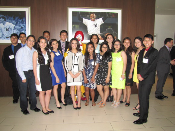 Estudiantes ganadores de las becas RMHC/HACER 2014.