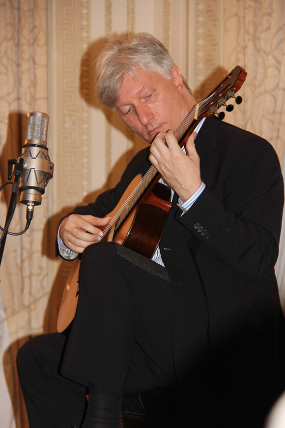 El Maestro Fabio Zanon ha ense&ntilde;ado en los principales conservatorios desde Los &Aacute;ngeles hasta Mosc&uacute;. En el 2008, fue nombrado profesor visitante en la Real Academia de M&uacute;sica de Londres, la cual visita por lo menos cuatro veces al a&ntilde;o para ejercer su c&aacute;tedra.