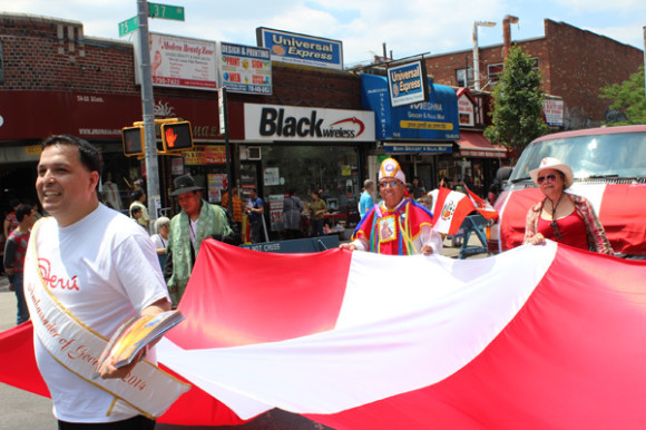 La bandera peruana fue enarbolada con orgullo durante el Primer Desfile Peruano de Nueva York.