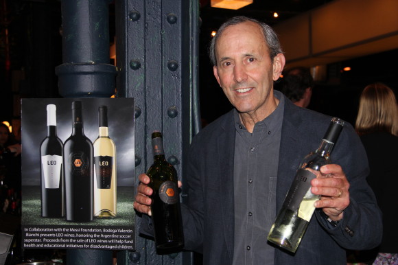 Peter Ravetto representante de la importadora Quintaesencia, con sede en California, sostiene dos de las tres variedades de vinos LEO, el Leo Malbec proveniente de una de las zonas fr&iacute;as de Mendoza, perfecto para acompa&ntilde;ar carnes y quesos a&ntilde;ejos; el Leo Torrontes, blanco con sabores frutales, florales y c&iacute;tricos perfecto para acompa&ntilde;ar mariscos, pollo y platos con salsas cremosas. Adem&aacute;s est&aacute; el Leo Malbec Premium con mayor tiempo de a&ntilde;ejamiento en barriles de roble, fabuloso acompa&ntilde;ante de carnes y platos fuertes. 