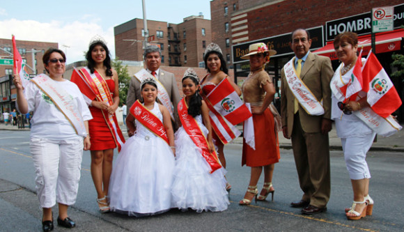 Los organizadores posan con las reinas del desfile, las reinas invitadas y la reina del I Concurso Selectivo Mundial de Marinera.