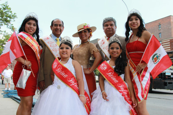 (I-D) Rodolfo Flores, presidente y fundador de “International Peruvian Festival” (IPF); Saidy Pesantes, reina del I Concurso Selectivo Mundial de Marinera y Manuel Avendaño, primer mariscal. Al frente las niñas Jocelyn Delgado y Ariana Padilla, reinas del desfile. En las esquinas dos reinas invitadas de Nueva Jersey.