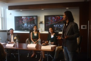 Salgado recomend&oacute; que es necesario analizar bien el mercado y tratar de que las obras latinas no sean regionalistas, sino mas bien &ldquo;una historia universal&rdquo;. Foto: H.H. 