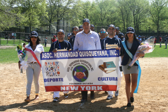 En el centro Jose vargas, presidente de la Liga de Softbol, acompa&ntilde;ado de dos de las madrina de los equipos y dirigentes deportivos.