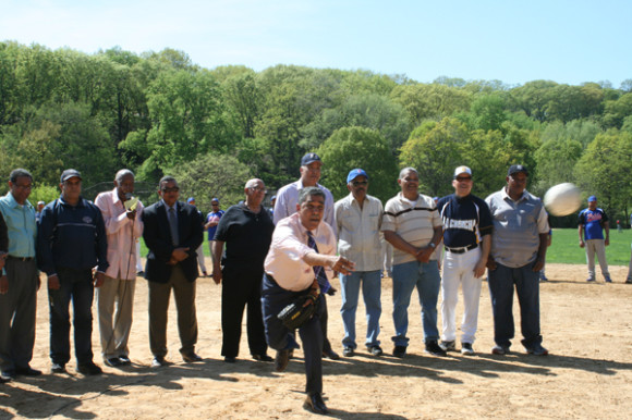 Adriano Espaillat, Senador Estatal por la ciudad de Nueva York, lanz&oacute; la primera bola, para dejar inagurado los partidos.