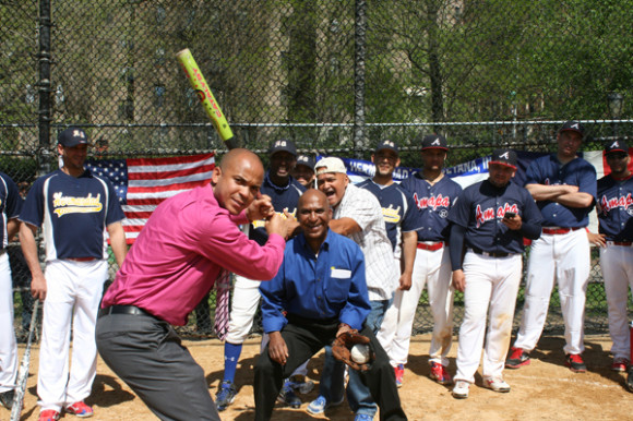 Manny de Los Santos  funge de bateador de honor y  recibie Giovanny Puello, y Wilfredo Castillo arbitro de honor