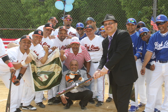 Jos&eacute; Jaen, de la Federaci&oacute;n de Taxis, funge de bateador de honor, mientras Jos&eacute; Viloria, presidente de Elegante Car Service, sirve de receptor y H&eacute;ctor Garc&eacute;s, de la Asociaci&oacute;n de Softbol Independiente de NY, &aacute;rbitro. 