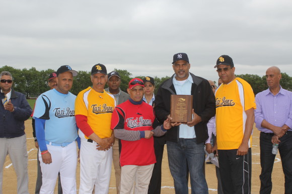 Miguel Ortega, Daniel de la Cruz y Amado López, entregan a Osterman Burgos (Javier), una placa de reconocimiento.