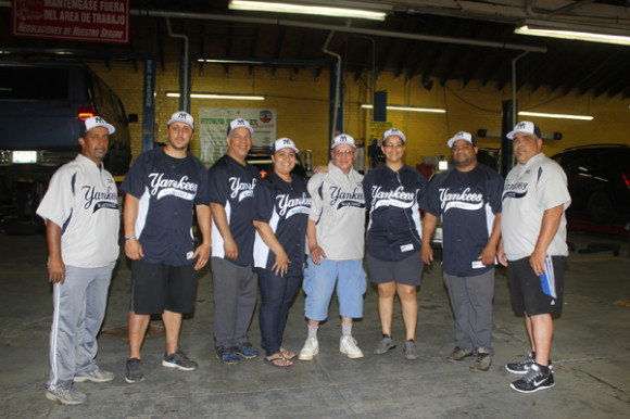 Desde la izquierda aparecen Orlando Yturbide, (coach); Danny Martínez, (coach); Neftalí Rafael Fuerte, (Rafaelo), propietario de Mega Auto Diagnostic; Carmen Rodríguez, (secretaria de este taller de mecánicas); Félix Martínez, manager del equipo Yankees Martínez; Cristal Fuerte, administración del taller; Ismael José Ramírez, (manager del taller) y Luis Bermúdez, coach del conjunto, exhiben las camisetas y jackies que utilizará el equipo de béisbol este verano 2014.