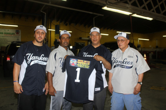 Neftalí Rafael Fuerte, (Rafaelo), exhibe la camiseta #1, al entregar oficialmente los unformes al conjunto Yankees Martínez, a nombre de su negocio Mega Auto Diagnostic. El dirigente Félix Martínez, extremo derecho, acmpañado de los coachs Danny Martínez y Orlando Yturbide, reciben la donación.